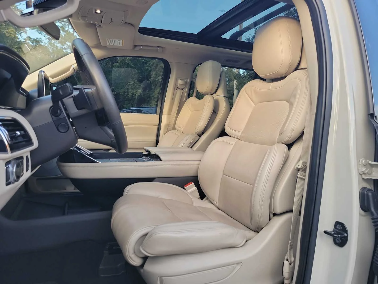 Used 2020 White Lincoln Reserve image 24