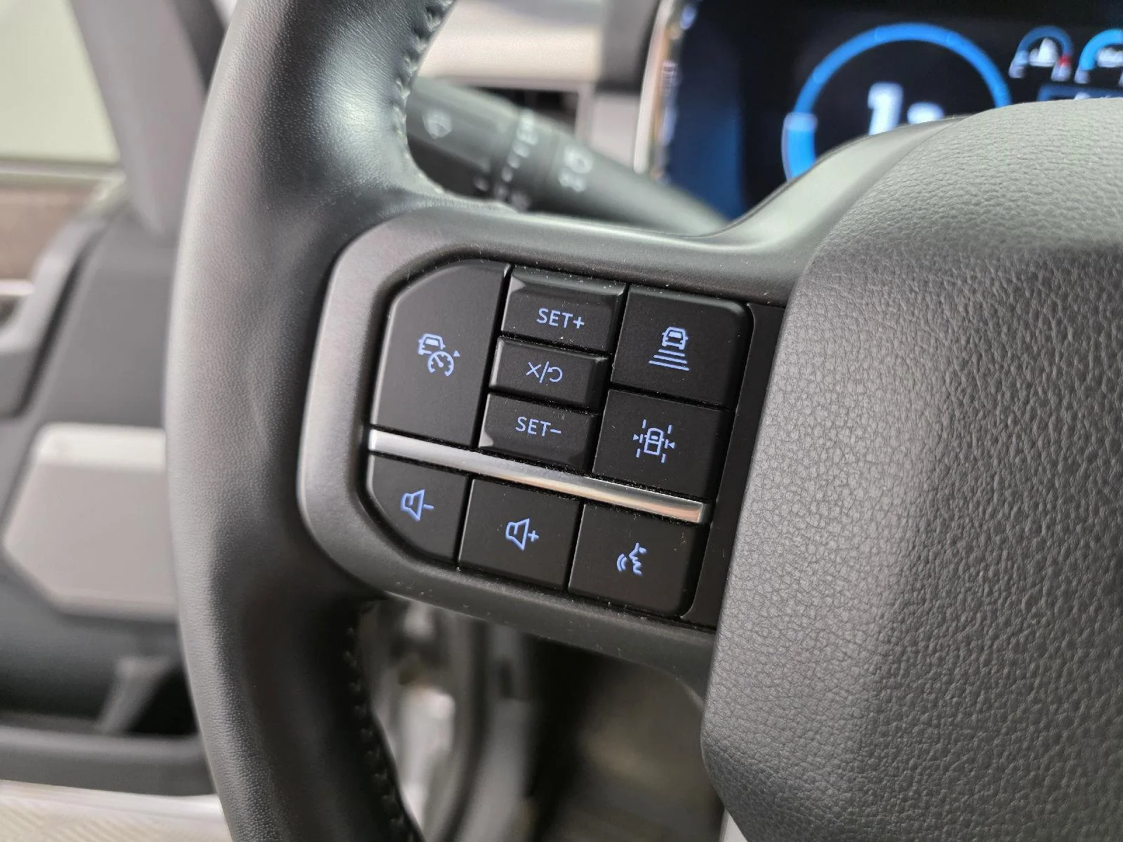 Used 2022  Ford LARIAT image 29