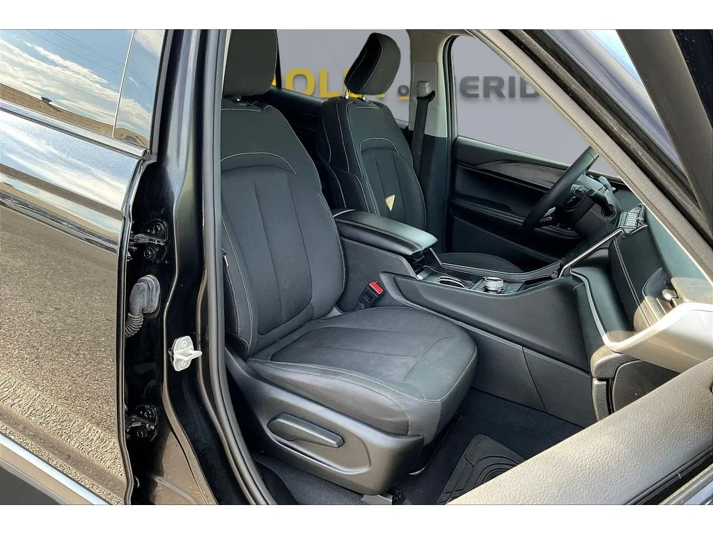 Used 2023 Gray Jeep Laredo image 6