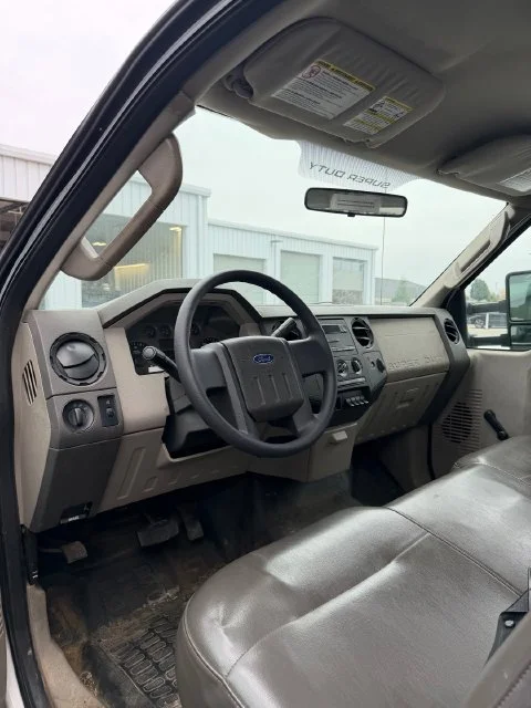 Used 2009 White Ford XL image 3