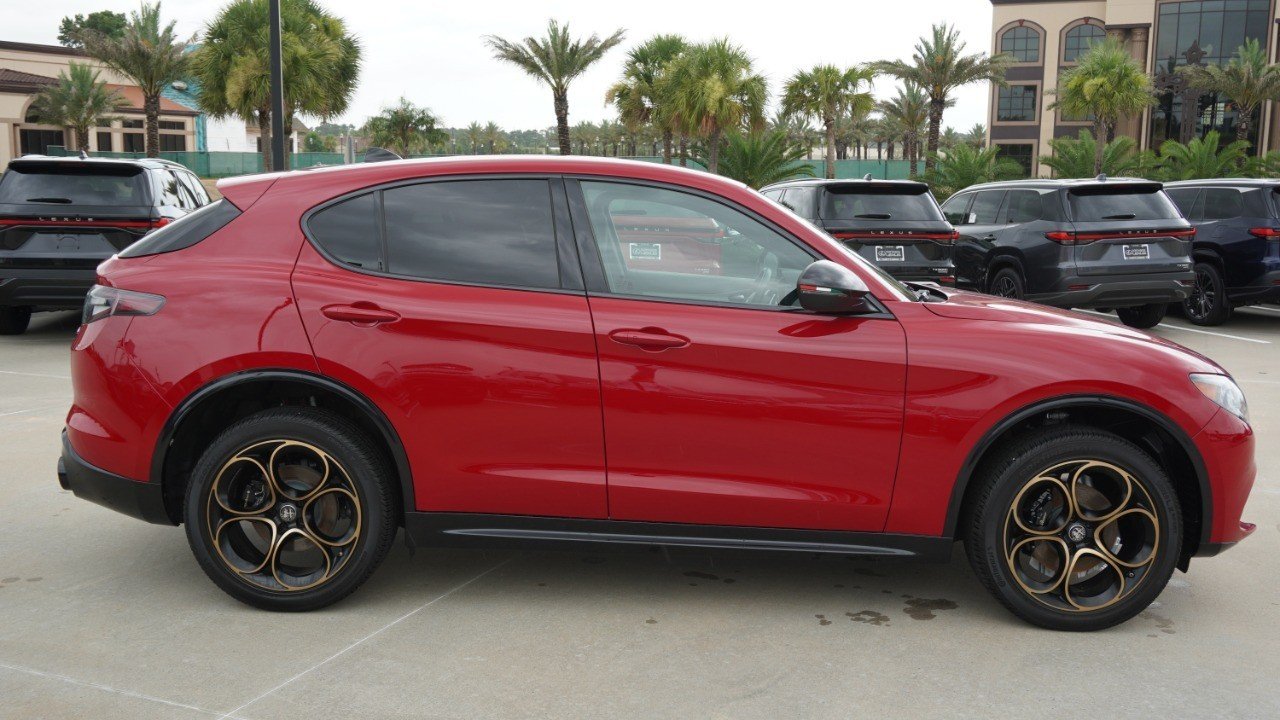 Used 2025 Red Alfa Romeo Intensa image 4