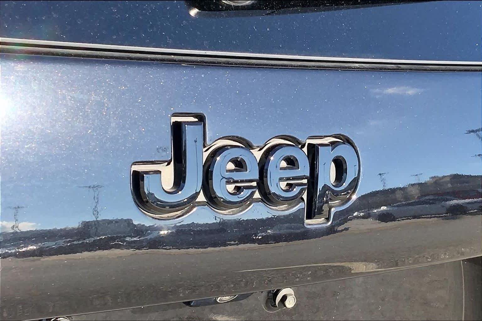 Used 2023 Diamond Black Crystal Pearlcoat Jeep Altitude Lux image 9