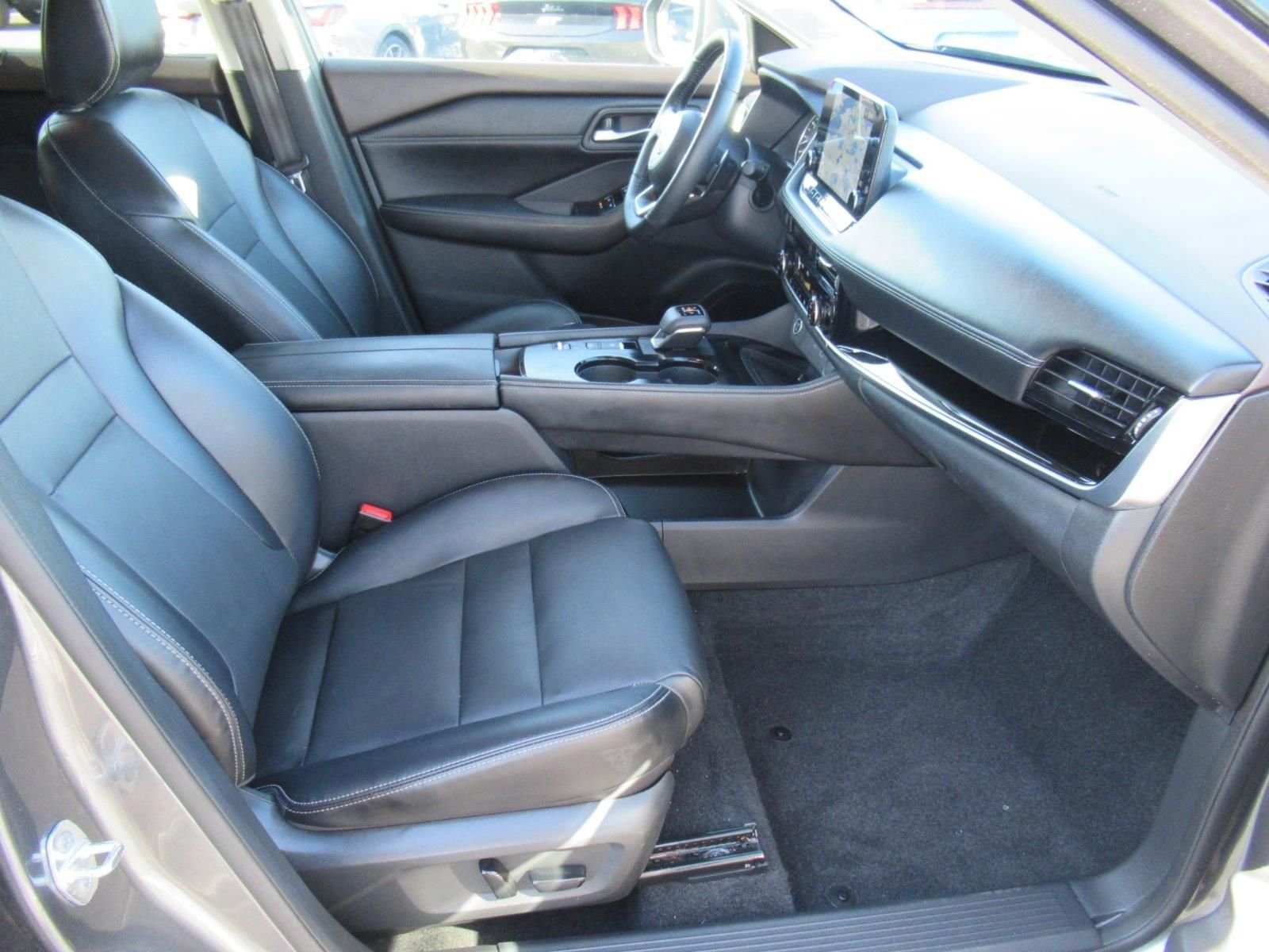 Used 2022 Gray Nissan SL image 10