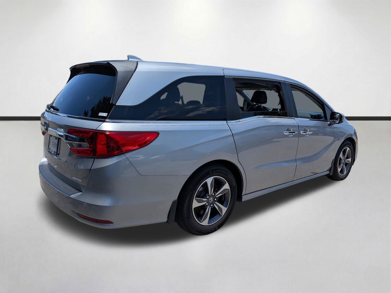 Used 2019 Lunar Silver Metallic Honda Touring image 4