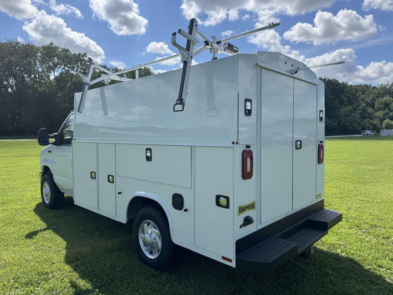 New 2027 Oxford White Ford E-350 SRW image 10