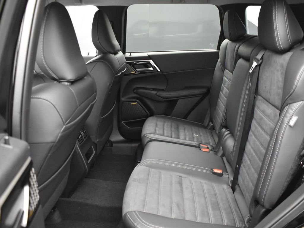 New 2026 Black Mitsubishi SE image 15