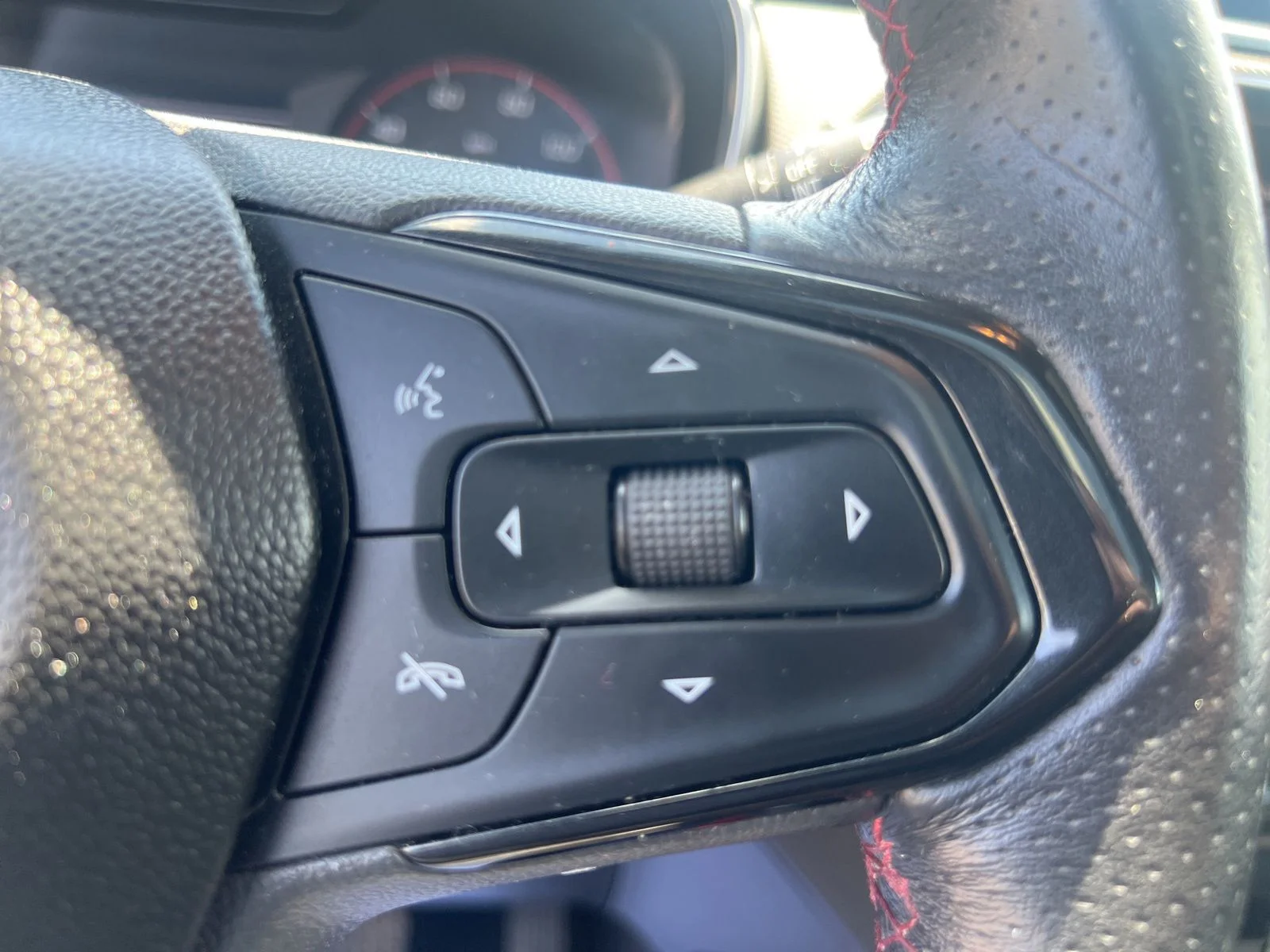 Used 2021 Iridescent Pearl Tricoat Chevrolet RS image 31