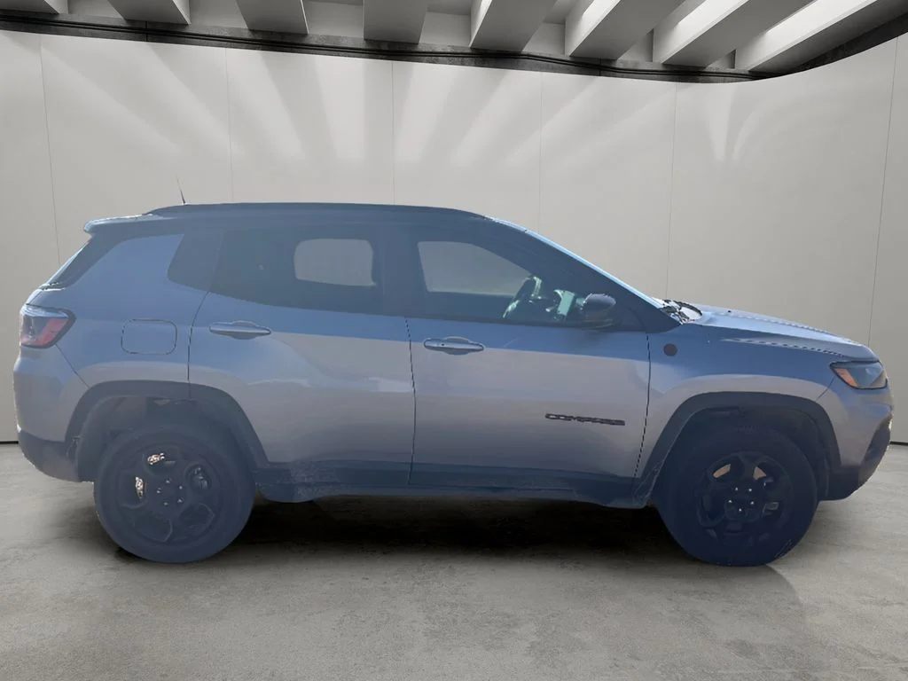 Used 2024 Silver Zynith Metallic Clearcoat Jeep Trailhawk image 7