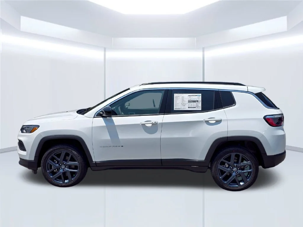 New 2026 White Jeep Latitude image 17