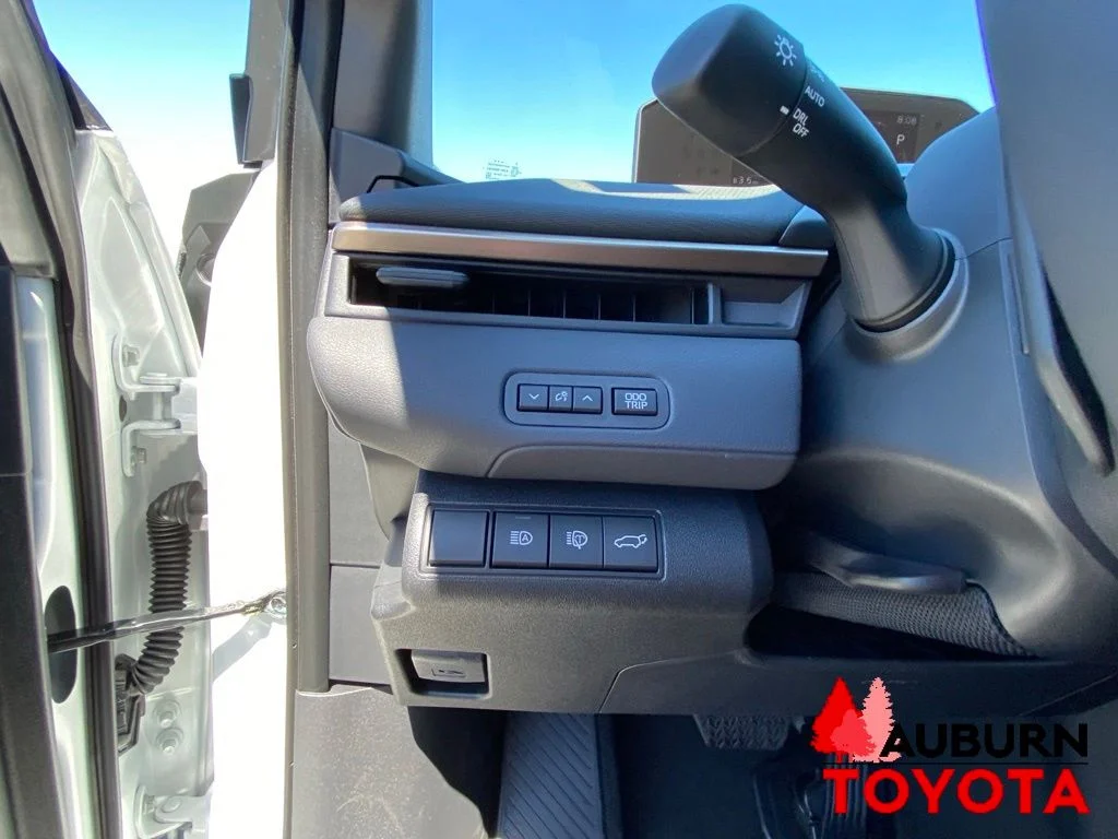 New 2026 Wind Chill Pearl with Midnight Black Metallic roof <sup>1</sup> Toyota  Limited image 35