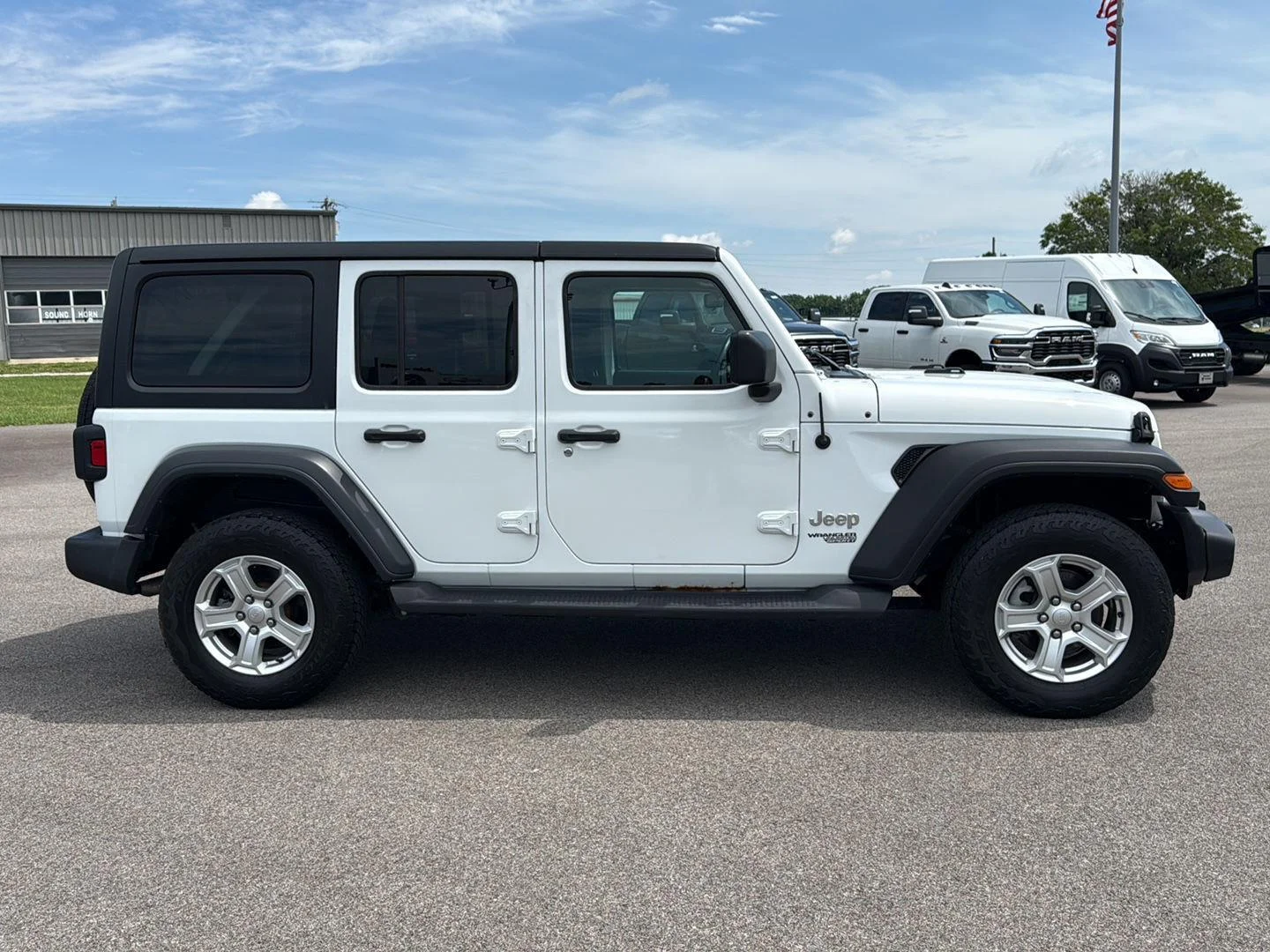 Used 2018 Bright White Clearcoat Jeep Sport S image 8