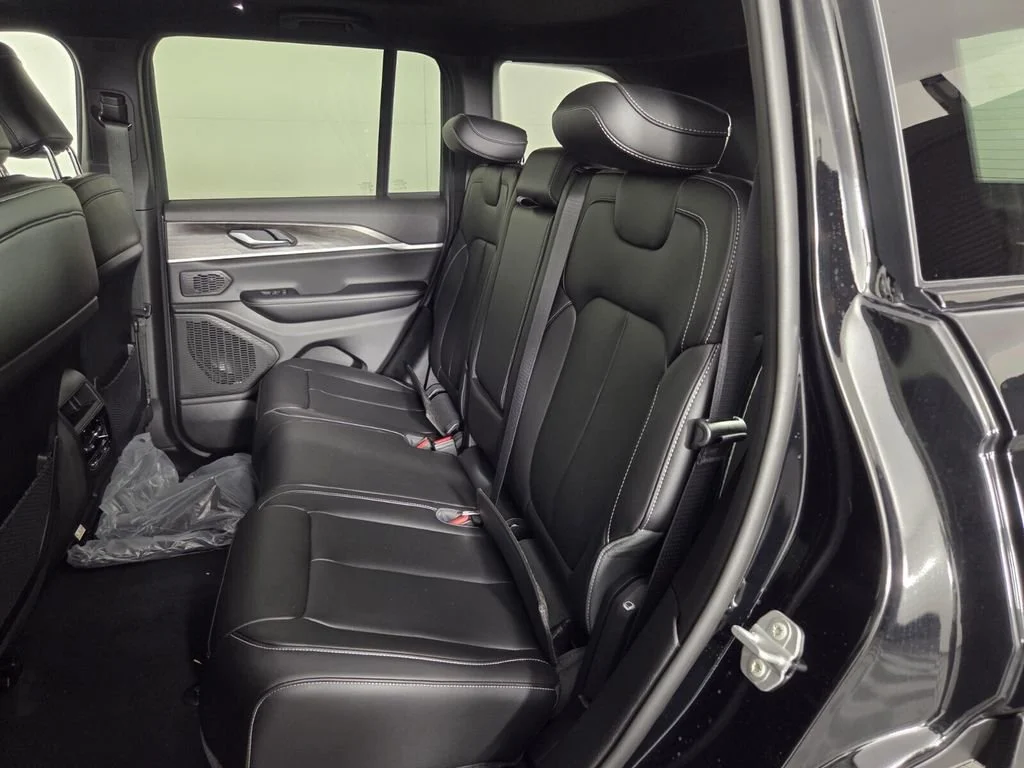 New 2026 Diamond Black Crystal Pearlcoat Jeep Limited image 17
