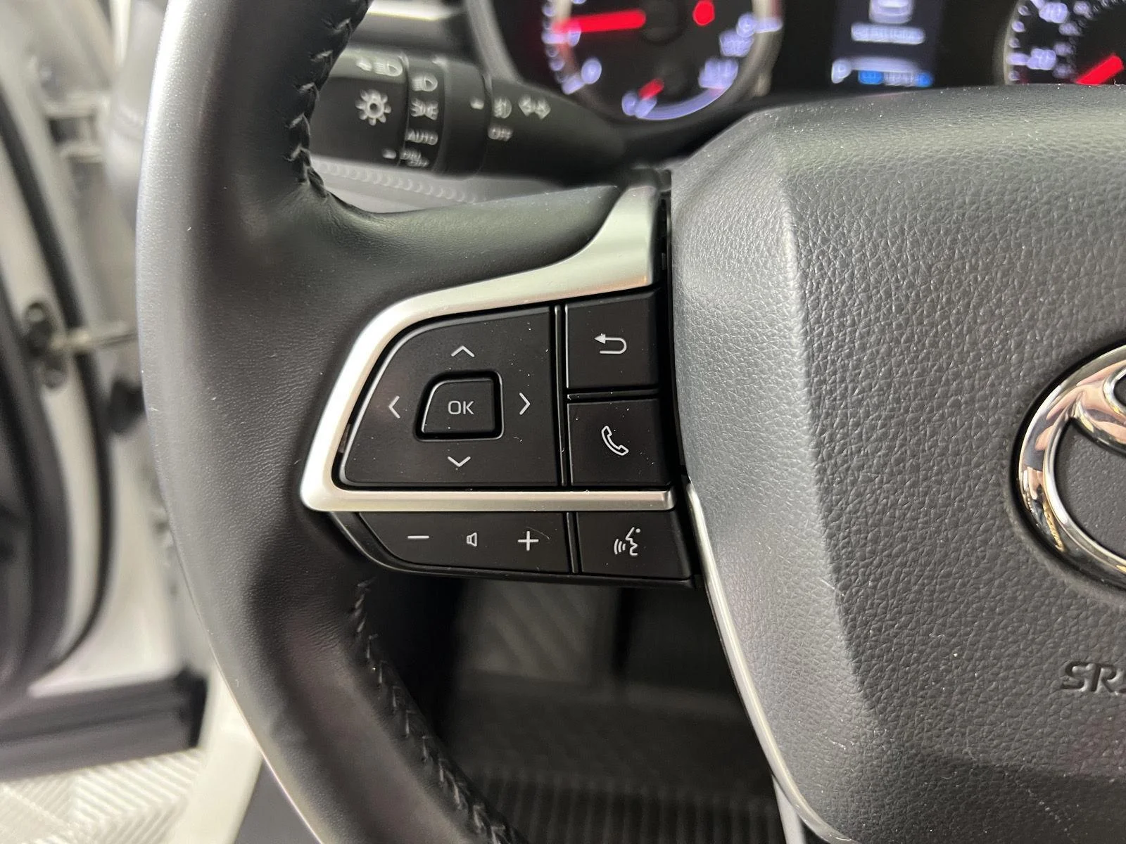 Used 2022 Wind Chill Pearl Toyota LE image 14