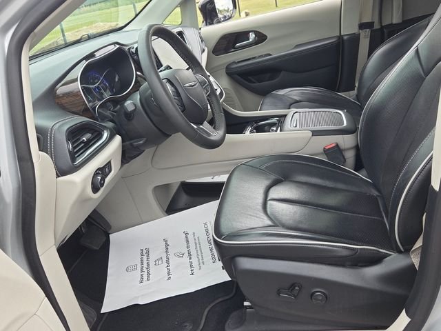Used 2024 Silver Chrysler Limited image 5