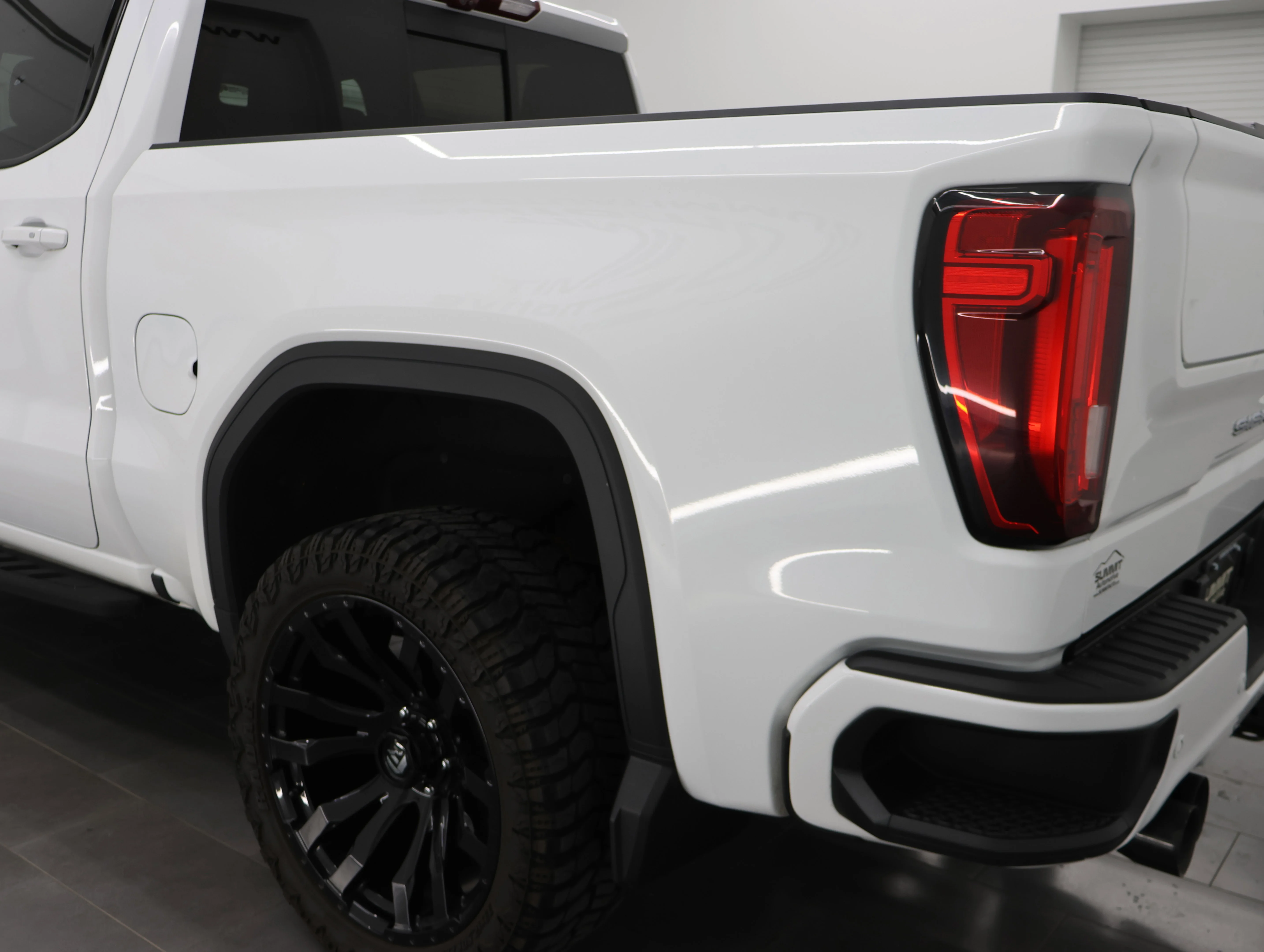 Used 2022 Summit White GMC AT4 image 31