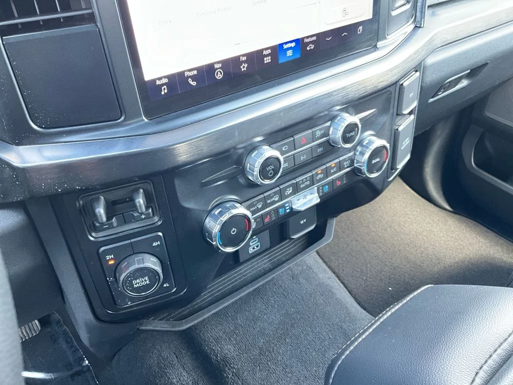 Used 2025 Glacier Grey Metallic Tri-Coat Ford LARIAT image 19
