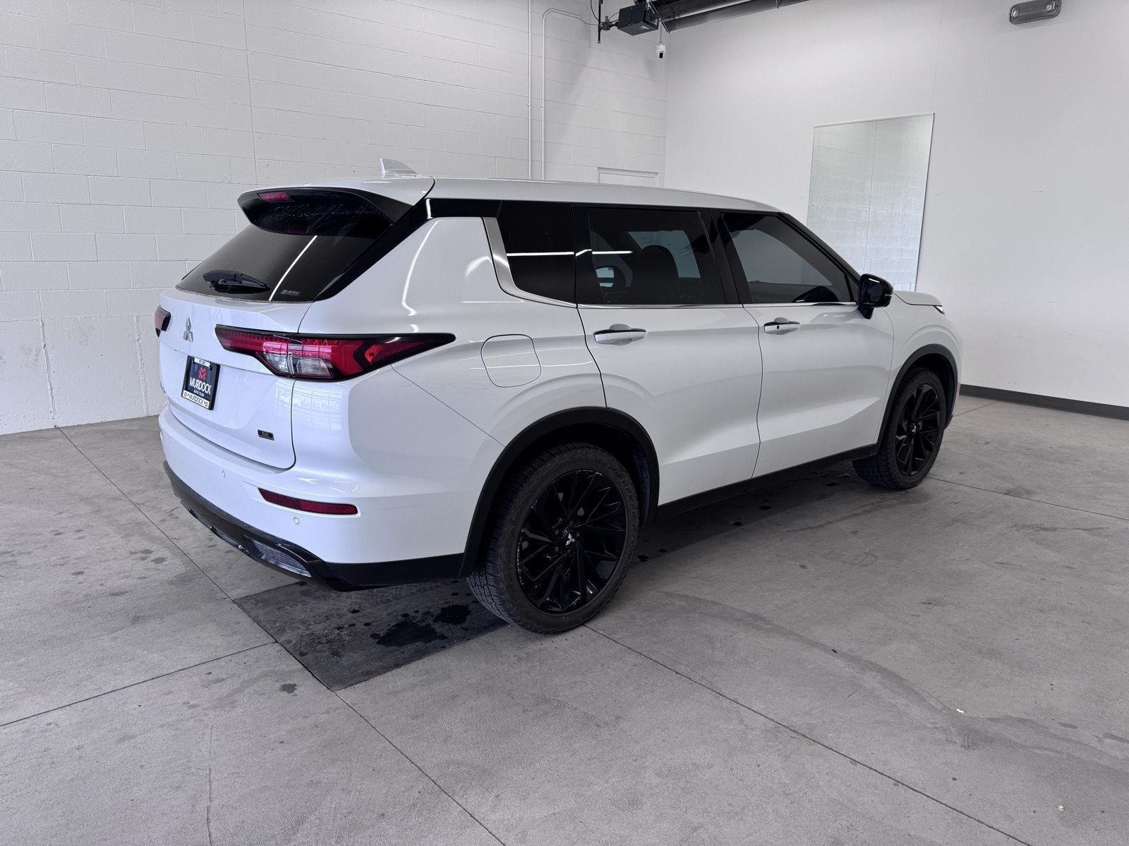 Used 2023 White Diamond Mitsubishi SE Black Edition image 12