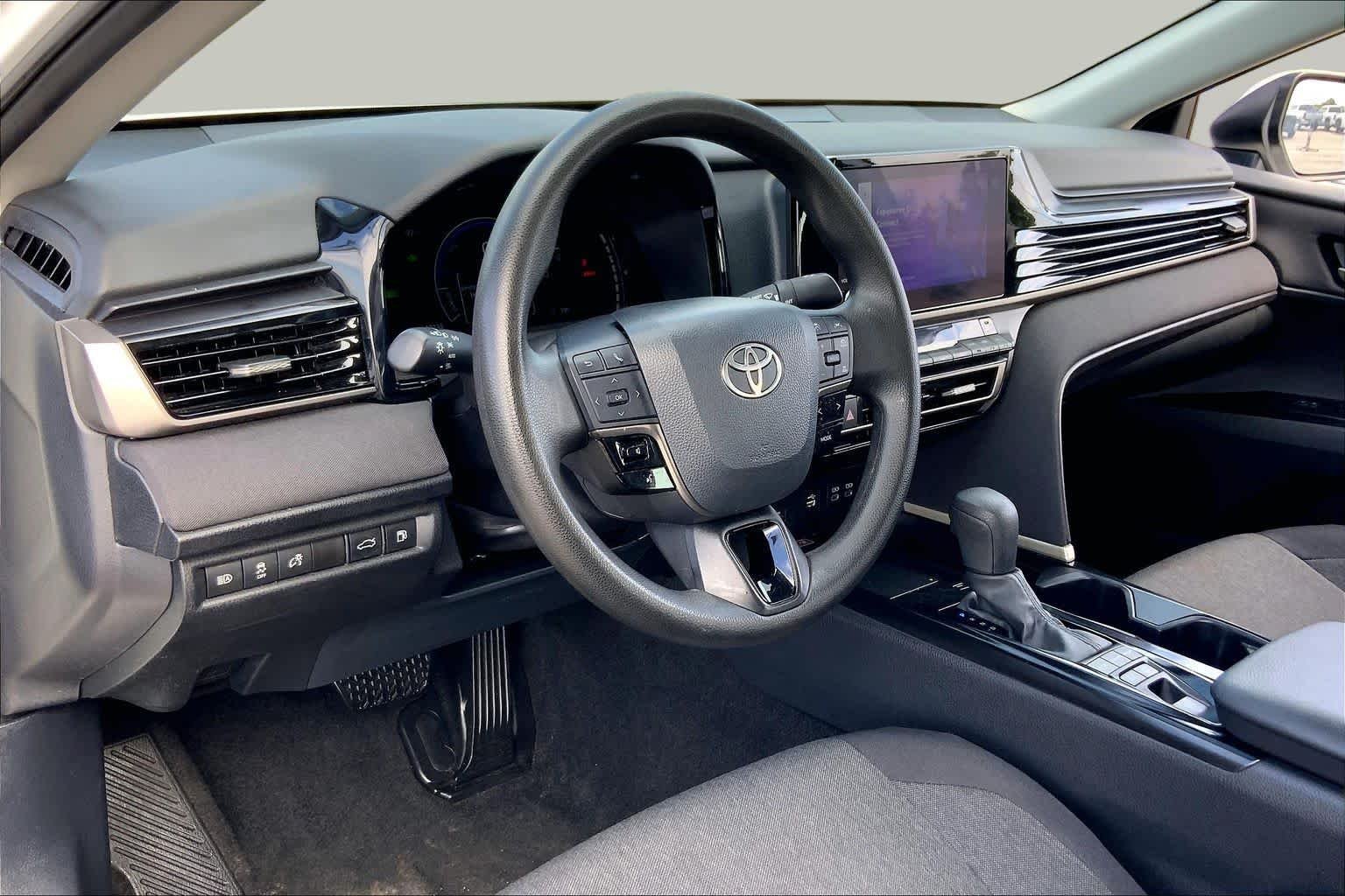 Used 2025 Ice Cap Toyota LE image 17