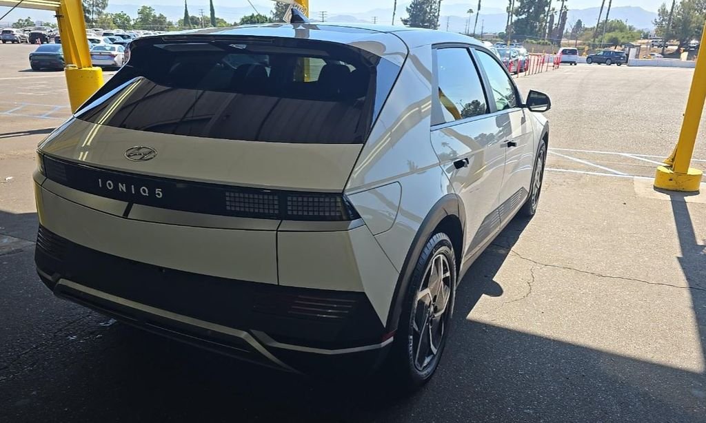 Used 2024 White Hyundai SEL image 3