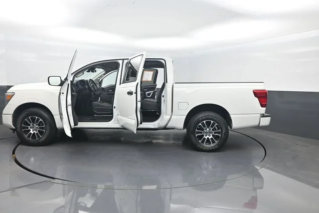 Used 2022 White Nissan SV image 43