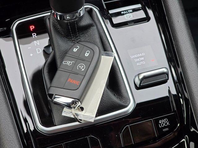 New 2026 Silver Zynith Metallic Clearcoat Jeep Latitude Altitude image 34