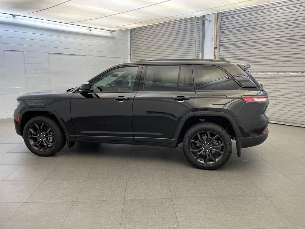 New 2025 Diamond Black Crystal Pearl-Coat Exterior Paint Jeep Limited image 5