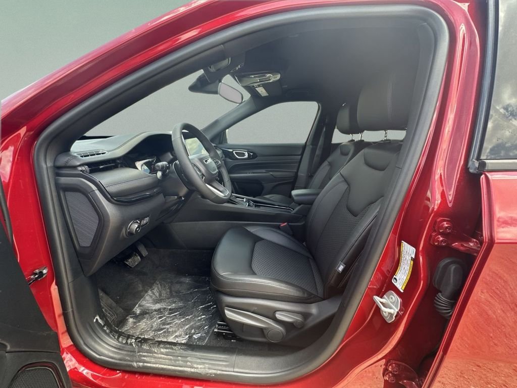 New 2026 Red Hot Pearl-Coat Exterior Paint Jeep Latitude image 18