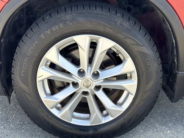 Used 2016 Red Nissan SV image 11