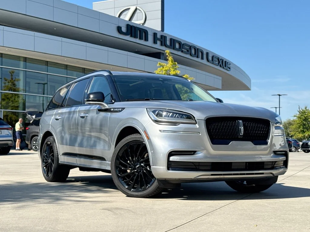Used 2023 Silver Lincoln Reserve image 1