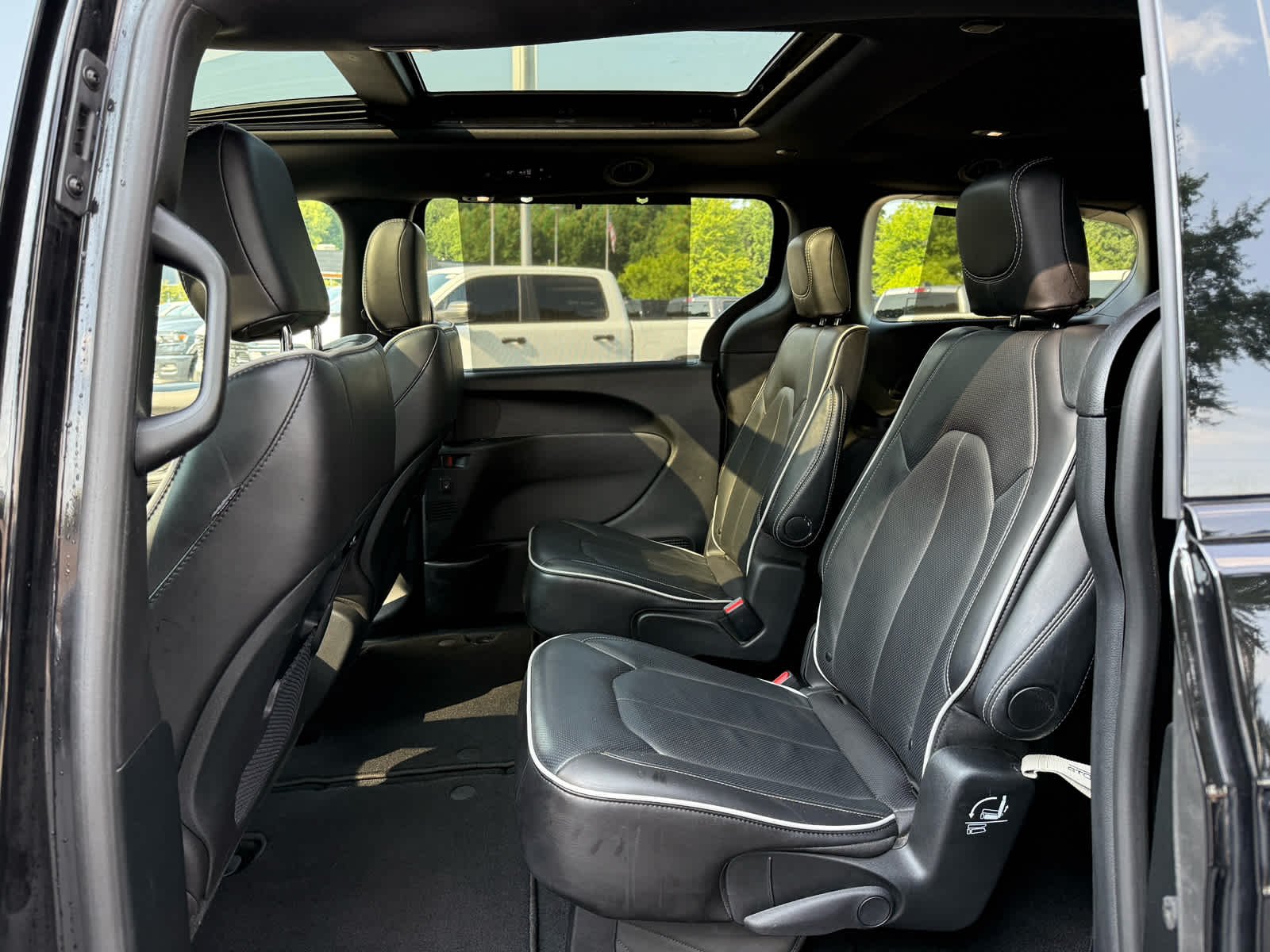Used 2025 Diamond Black Crystal Pearlcoat Chrysler Limited image 24