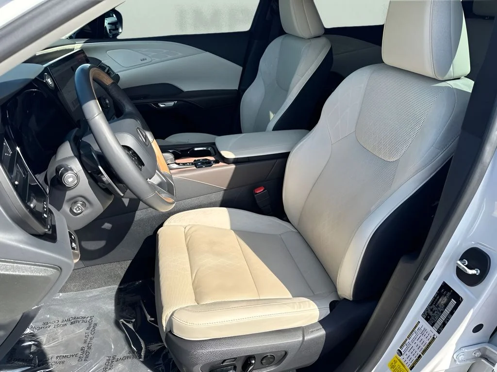 Used 2024 White Lexus 350 Luxury image 9