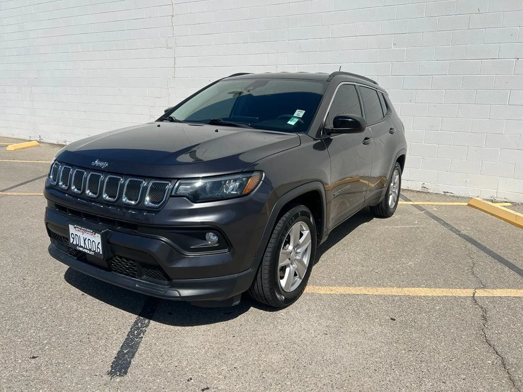 Used 2022 Granite Crystal Clearcoat Metallic Jeep Latitude image 1