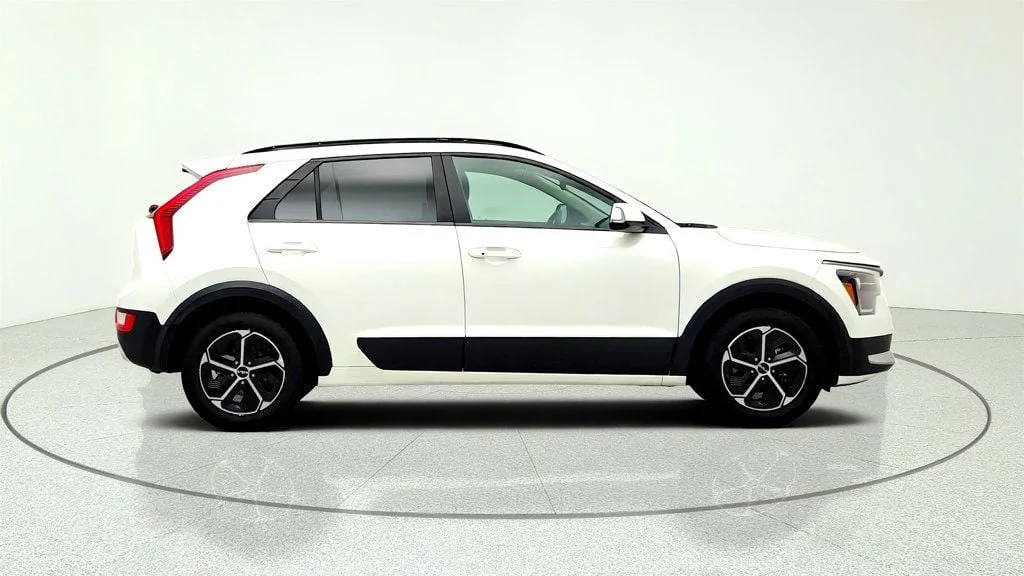 Used 2024 Snow White Pearl Kia EX FWD image 4