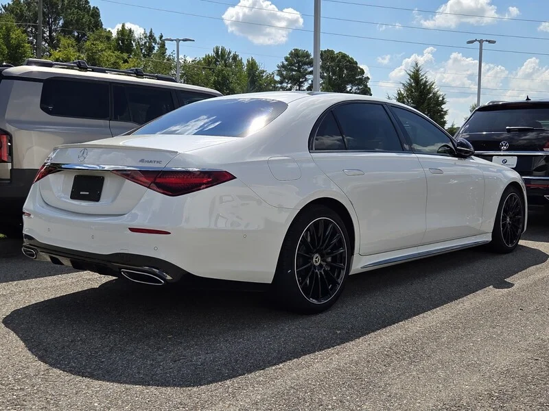 Used 2025  MERCEDES-BENZ S 580E image 4
