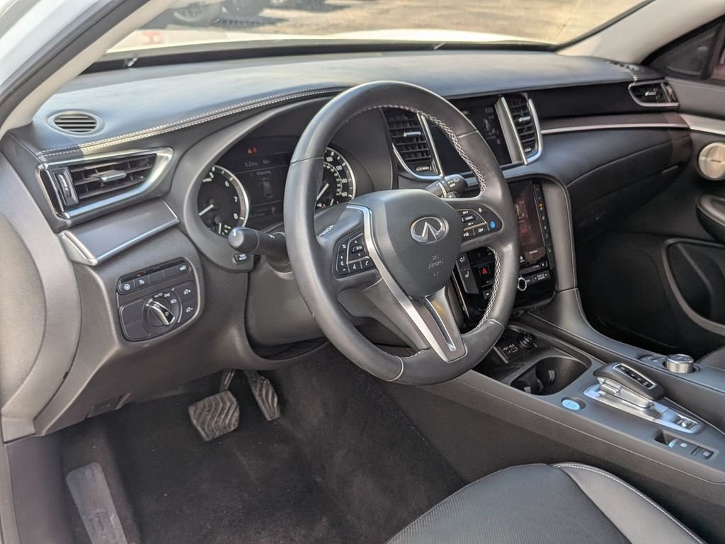 Used 2023 White INFINITI LUXE image 34