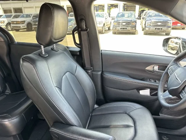 Used 2025 White Chrysler Select image 31