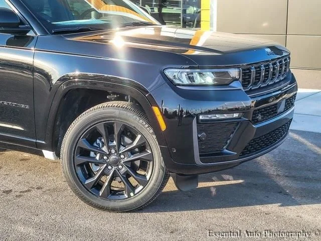 New 2026 Diamond Black Crystal Pearl-Coat Exterior Paint Jeep Limited Reserve image 2
