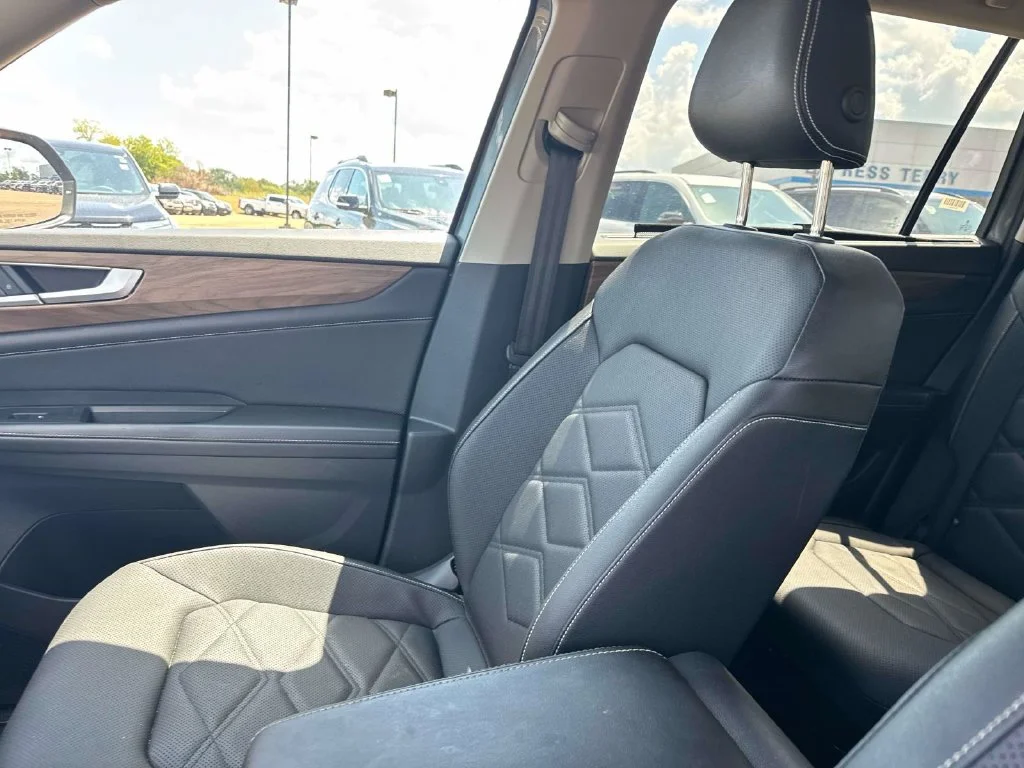 Used 2025 Gray Volkswagen 2.0T SE w/Technology image 25