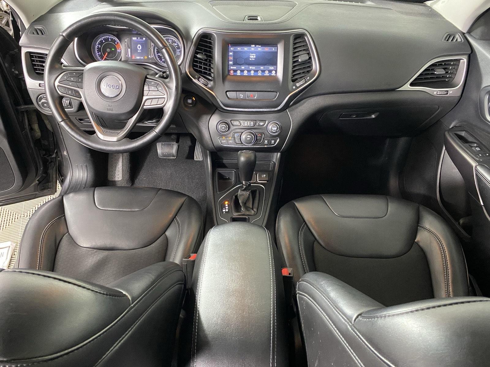 Used 2019 Granite Crystal Metallic Clearcoat Jeep Latitude Plus image 22