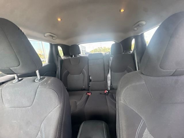 Used 2019 Silver Jeep Latitude image 17