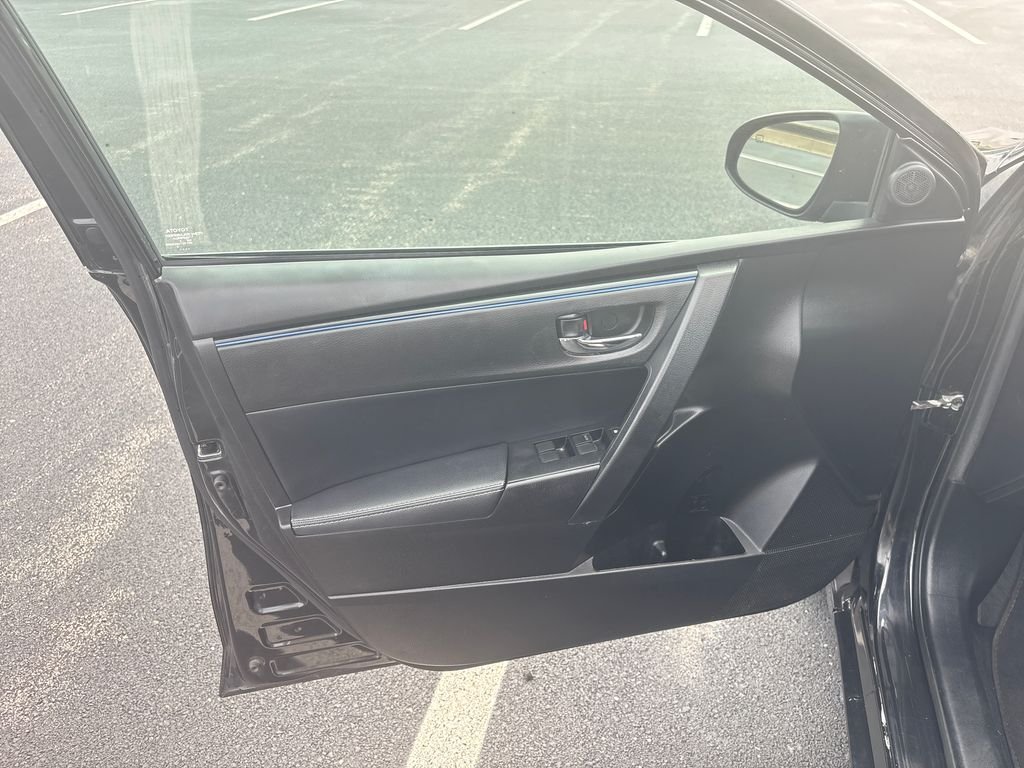 Used 2017 Black Toyota L image 11