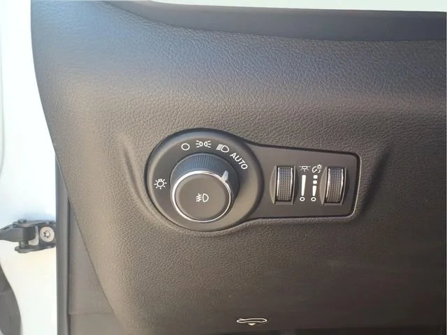 Used 2025  Jeep Limited image 15