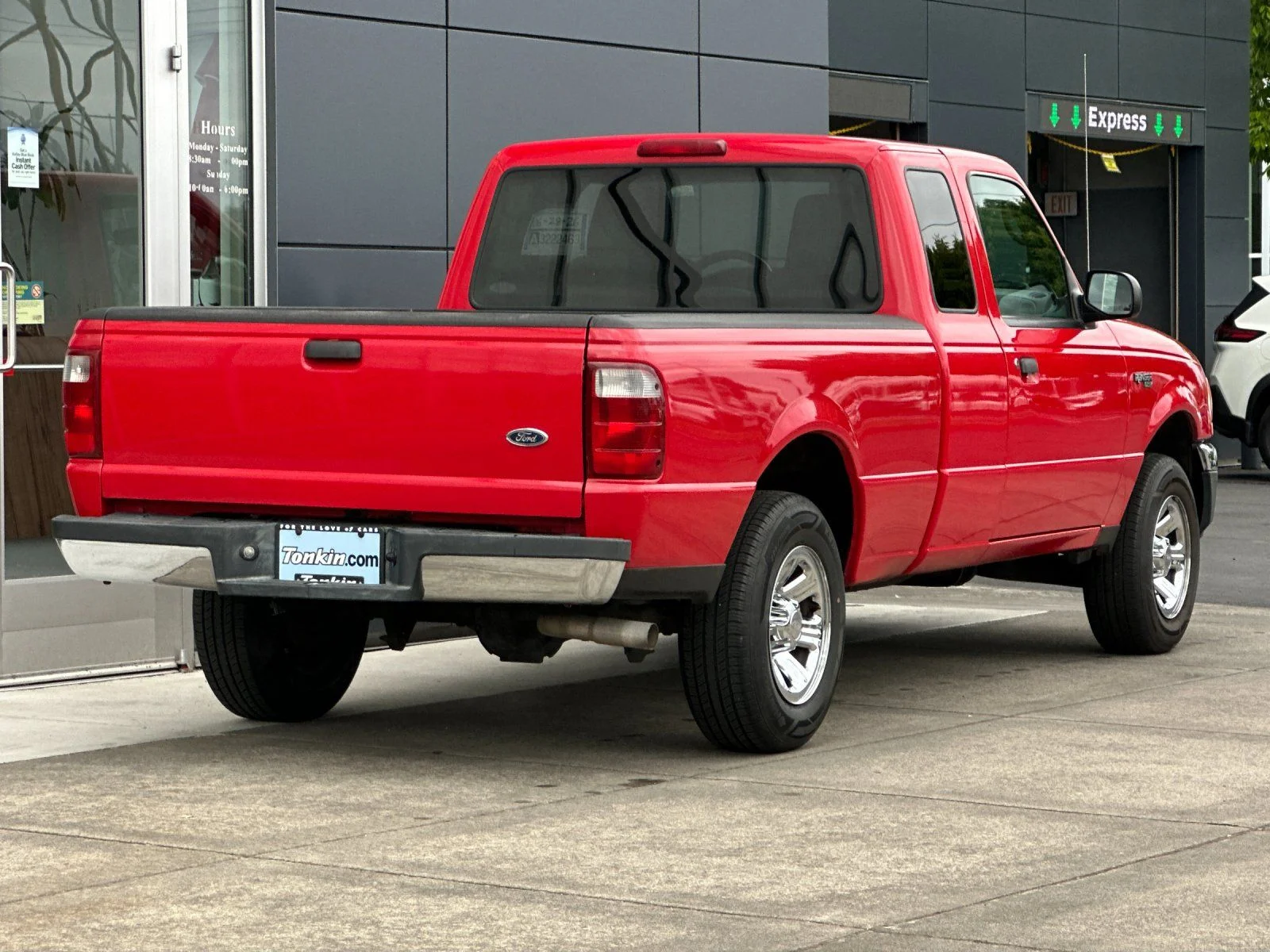 Used 2004 Red Ford XLT image 3