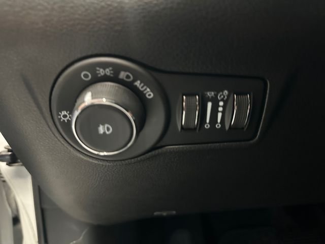 Used 2022 White Jeep Trailhawk image 21