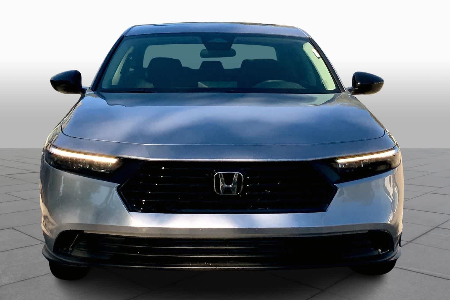 Used 2025 Solar Silver Metallic Honda SE image 3