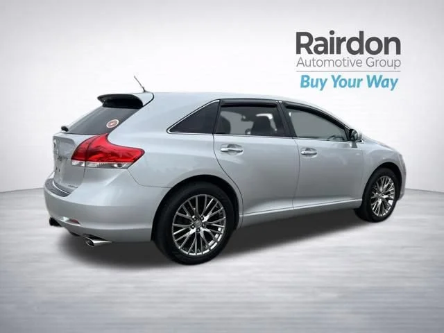 Used 2009 Classic Silver Metallic Toyota Base image 7