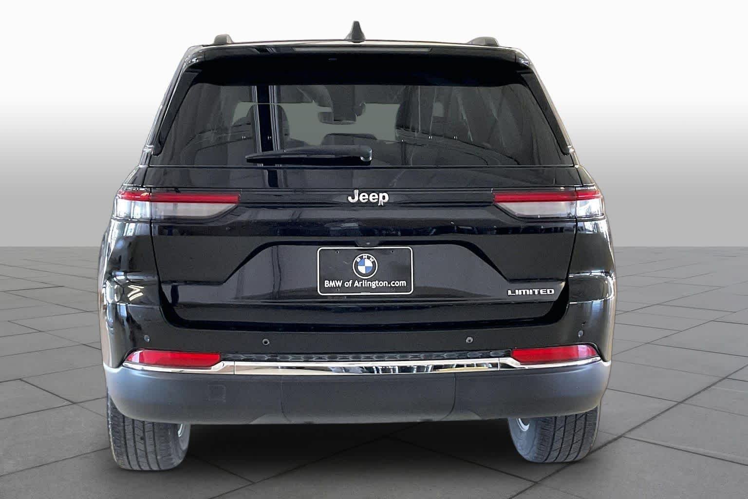Used 2023 Diamond Black Crystal Pearlcoat Jeep Limited image 4