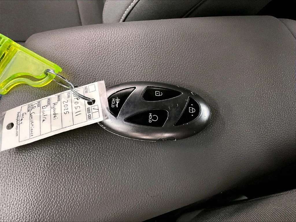 Used 2025 Silver Hyundai SEL Convenience image 33