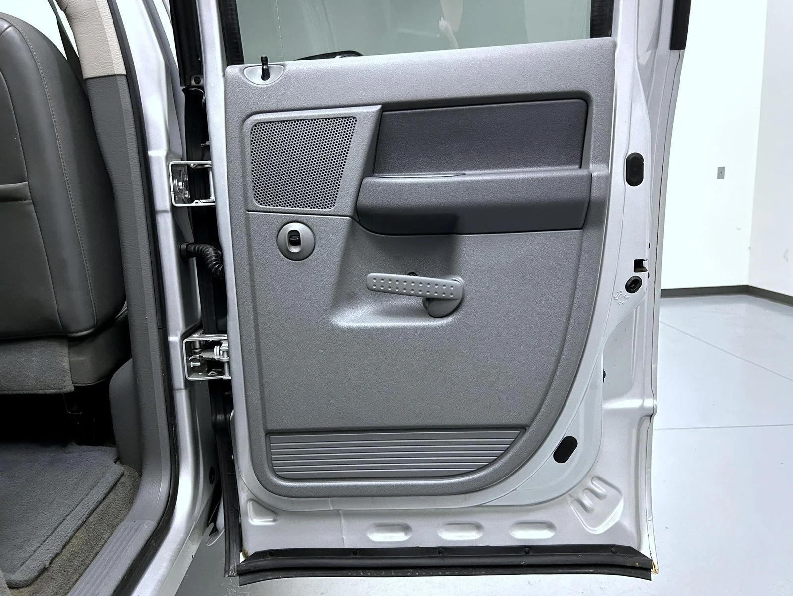 Used 2007 Silver Dodge SLT image 17
