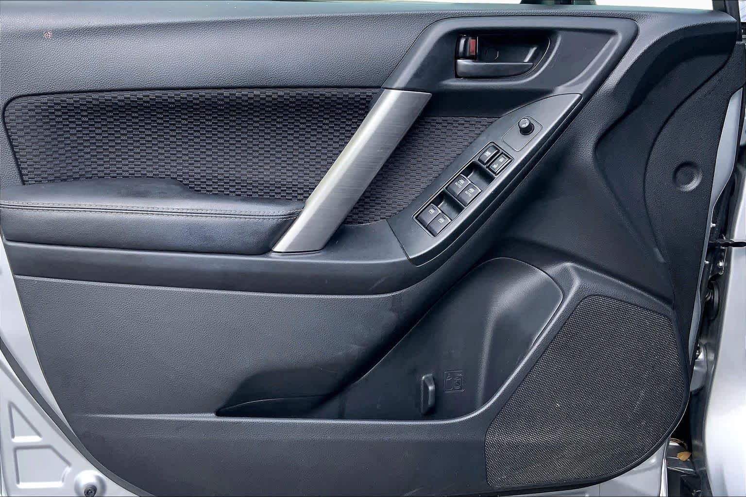 Used 2018 Ice Silver Metallic Subaru Premium image 22